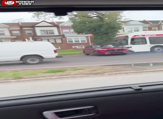 Video :After becoming enraged, a bus driver pushes an automobile for many hundred meters